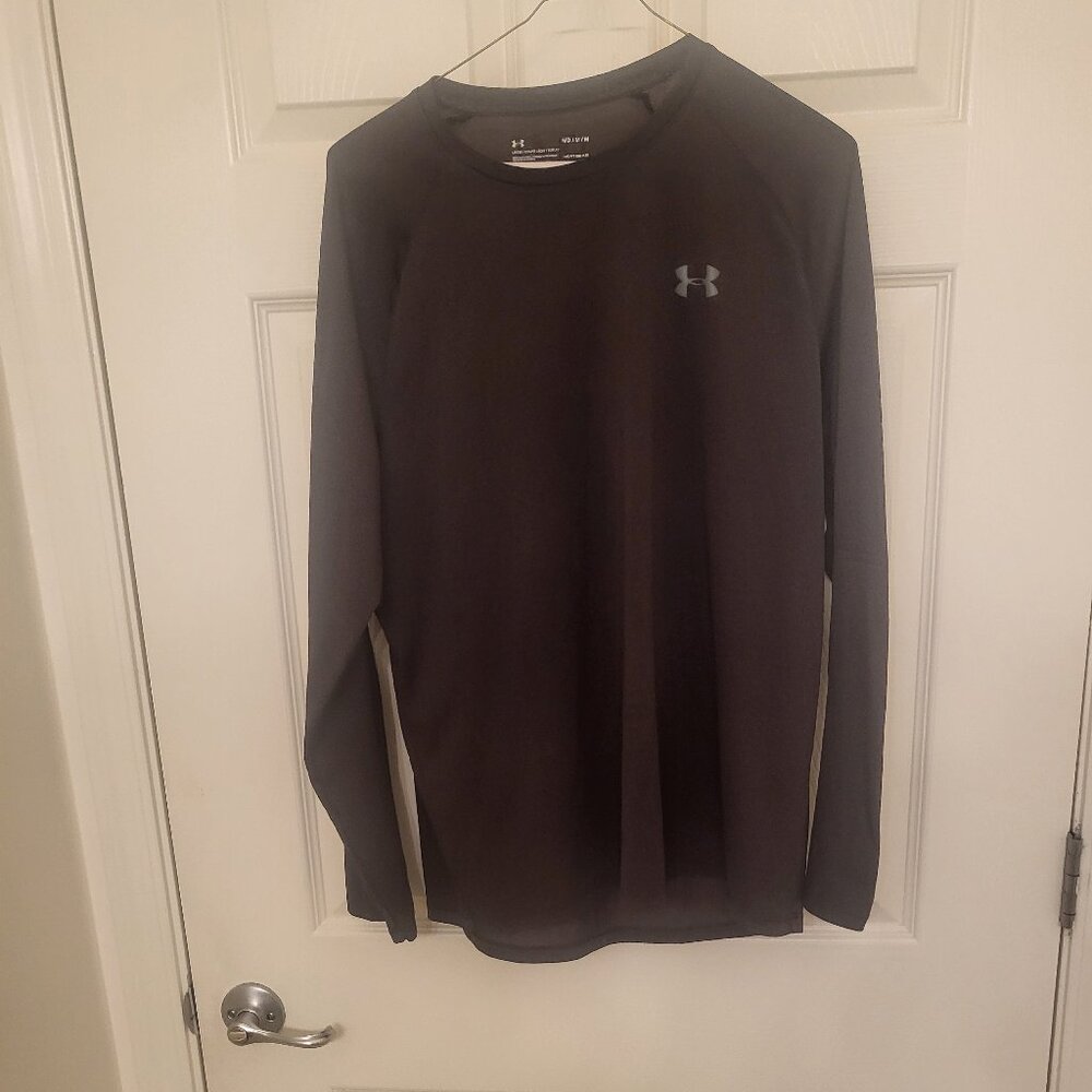 Under armour longsleeved t-shirt (medium, black), great condition! $20